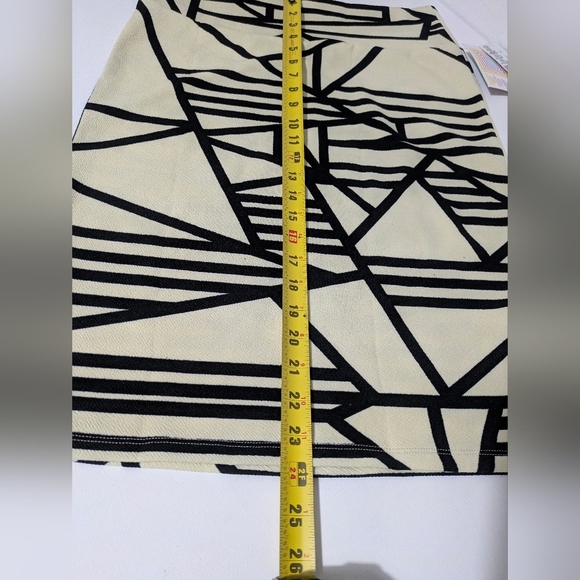 New LuLaRoe Cassie Pencil Stretchy Mini Skirt Size M Color Cream And Black - Picture 4 of 5
